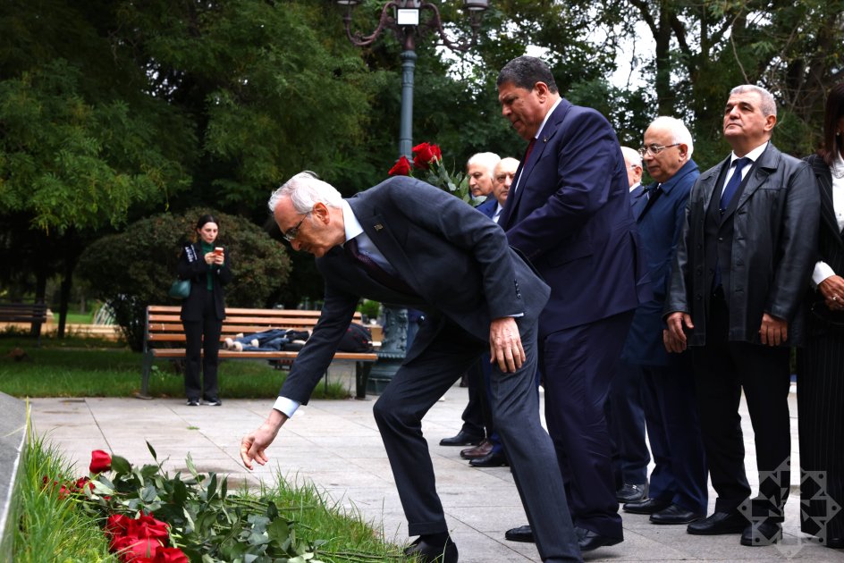 Deputatlar Atatürkün Bakıdakı abidəsini ziyarət etdi – FOTO - foto 1