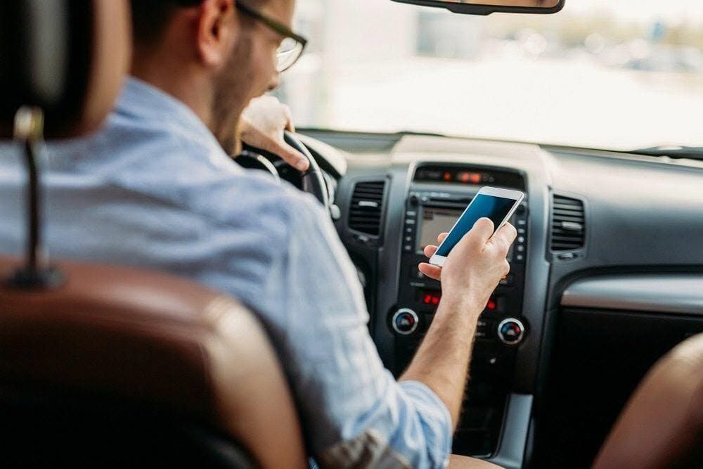 Sükan arxasında telefonla oynayanlara xəbərdarlıq – Kameralar da qeydə alacaq Sükan arxasında telefonla oynayanlara xəbərdarlıq – Kameralar da qeydə alacaq