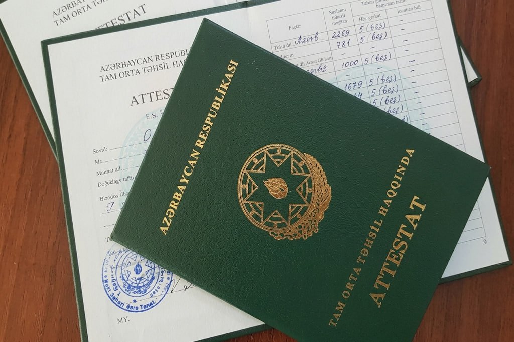 Məktəb direktoru xadimənin attestatını 500 manata satdı