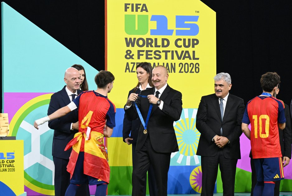 Prezident U-15 dünya çempionatının qaliblərinə kuboku təqdim etdi - Foto -Video - foto 21