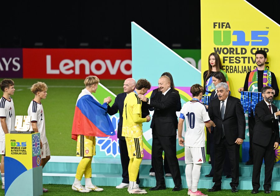 Prezident U-15 dünya çempionatının qaliblərinə kuboku təqdim etdi - Foto -Video - foto 7