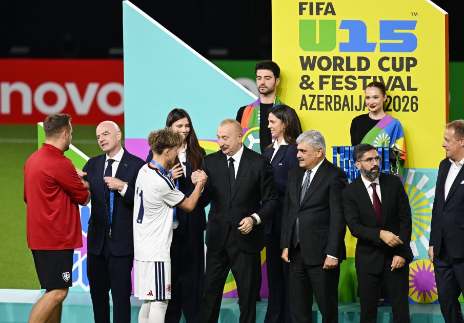 Prezident U-15 dünya çempionatının qaliblərinə kuboku təqdim etdi - Foto -Video - foto 9