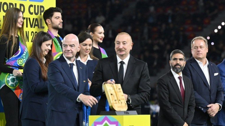 Prezident U-15 dünya çempionatının qaliblərinə kuboku təqdim etdi - Foto -Video