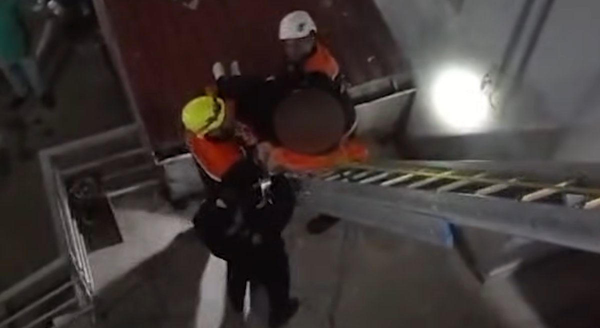 Masazırda dördüncü mərtəbədən yıxılan şəxs belə xilas olundu - Video Masazırda dördüncü mərtəbədən yıxılan şəxs belə xilas olundu - Video