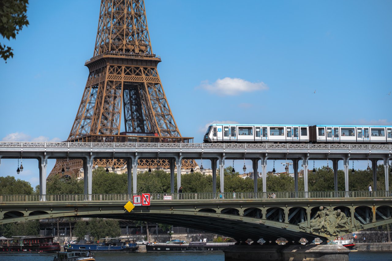 Parisdə 40 metro stansiyanı bağlanır - Video Parisdə 40 metro stansiyanı bağlanır - Video