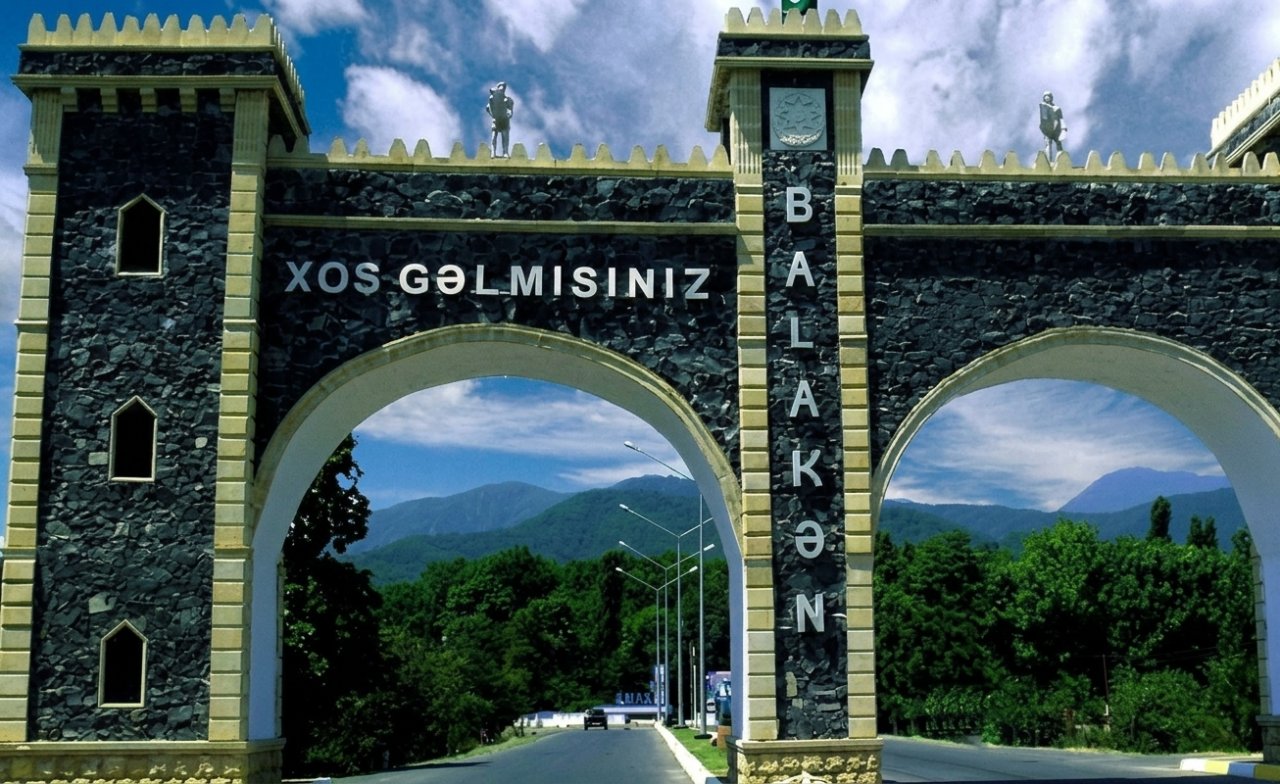 Balakəndə azyaşlı qızlarını döyən ata həbs olundu