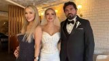 Tanınmış aparıcı özündən 20 yaş kiçik xanımla evləndi - FOTO