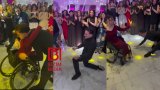 Murad Dadaşovun fiziki məhdudiyyətli işçisi ilə rəqsi diqqət çəkdi - VİDEO