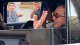 Ceki Çanla görüşmək üçün özlərini maşının önünə atdılar &ndash; VİDEO