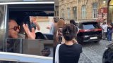 Onu görmək üçün avtomobilin qarşısını kəsdilər &ndash; VİDEO
