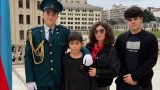 Elnarə Xəlilova oğulları ilə - VİDEO
