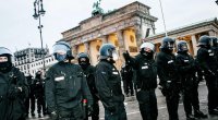 Berlində karantin əleyhinə aksiyalarda 77 polis yaralanıb
