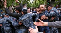Bu dəqiqələrdə Ermənistan parlamentinin qarşısında etiraz aksiyası keçirilir - VİDEO