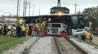 Yük qatarı ilə sərnişin avtobusu toqquşdu - Ölənlər var 