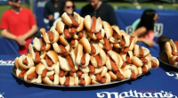 10 dəqiqədə 76 hot-doq yedi - FOTO