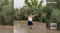 Türkiyə vətəndaşının yağış sevinci - VİDEO