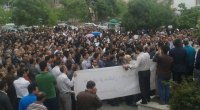 İranda etirazçılar Xomeyni və Xameneinin şəkilləri olan bannerləri cırdılar - VİDEO
