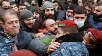 Ermənistanda etiraz aksiyası başladı - Polislə toqquşmalar yaşanır - VİDEO