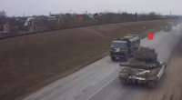 Rus tankları Kiyevə doğru Sovet bayrağı ilə irəliləyir - VİDEO 
