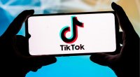 Oğlan gecə yarısı “Tik-tok”da canlı yayıma çıxan sevgilisini əzişdirdi – DETALLAR