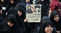 Tehran qatarında hicabsız qadın hicablı xanıma hücum etdi - İRANDA daha bir qalmaqal