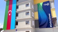 İdmançılarımızın qaldığı binada nəhəng Azərbaycan bayrağı - VİDEO