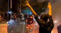 İranda Xomeyninin heykəlini yandırdılar - VİDEO