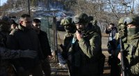 Sülhməramlı Azərbaycan jurnalistlərinin avtomobilinə avtomatla zərbə endirdi - FOTO