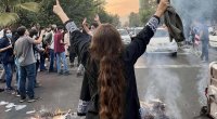 İranlı gənclərdən xanımın hicabına müdaxilə edən hökumət məmuruna SƏRT REAKSİYA - VİDEO 