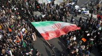 Tehranda etirazçılar ölkə bayrağını YANDIRDILAR - ANBAAN VİDEO 
