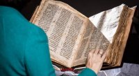 1000 yaşı olan İncil hərracda 38,1 milyon dollara satıldı