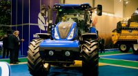 Dünyanın ilk dizel yanacaqsız işləyən traktoru Bakıda - FOTO