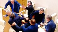 Gürcüstan parlamentində DAVA: Deputatlar Rusiyaya görə əlbəyaxa oldular - VİDEO 