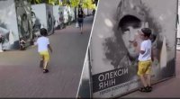 Müharibədə ölən atasının pankartını görən ukraynalı uşağın DUYĞUSAL ANLARI - FOTO/VİDEO