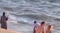 Çimərlikdə namaz qılan TƏNQİD OLUNDU – “Bir adam görmədim ki, gizli ibadət etsin”