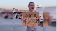 Belaruslu gənc qadın Taksimi “ər axtarıram“ plakatı ilə gəzdi - VİDEO  