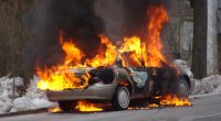 Kürdəmirdə avtomobil anidən yandı