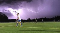 Futbolçuları ildırım vurdu - 1 ölü, 6 yaralı var