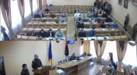 Ukrayna Şəhər şurasının iclası zamanı deputatlara “çağırış vərəqələri” PAYLANDI - VİDEO