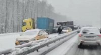 Moskvada 30-a yaxın avtomobil qəzaya DÜŞDÜ: Ölən və yaralananlar var - VİDEO 