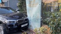 “Prius” sürücüsü qəfil manevr etdi, “BMW” restorana çırpıldı - VİDEO 