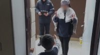 Qapı arxasında qalan 4 yaşlı uşaq belə xilas edildi - VİDEO