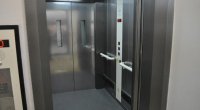 Bakıda 45 yaşlı qadın liftin qapısının arasında qalıb ÖLDÜ 