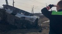 Rusiyada sürət qatarı avtobusla toqquşdu: Ölənlər var – FOTO/VİDEO  