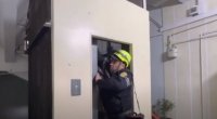 Bakıda yaşayış binasının lifti DAYANDI: Köməksiz qalan şəxs belə xilas edildi – VİDEO   