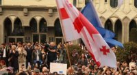 Gürcüstanda parlament binası qarşısında aksiya KEÇİRİLİR - VİDEO 