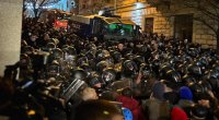 Tbilisidə VƏZİYYƏT GƏRGİNDİR: Polislə etirazçılar arasında toqquşma başlayıb - VİDEO  