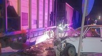 Bakıda 2 avtomobil qatarla toqquşdu: Xəsarət alanlar var - FOTO 