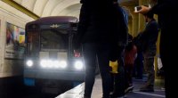 Bakı metrosunda sərnişin qatar yoluna yıxıldı - VİDEO