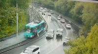 Rusiyada dəhşətli olay: Sərnişinlər tramvaydan yola yıxıldı - VİDEO